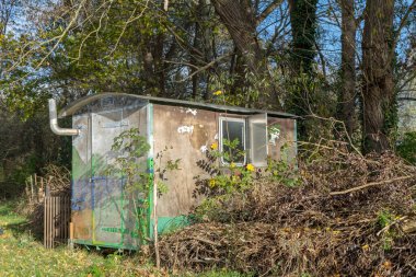 Renkli boyalı karavan ve Quedlinburg 'daki doğal bahçedeki Benje çiti.