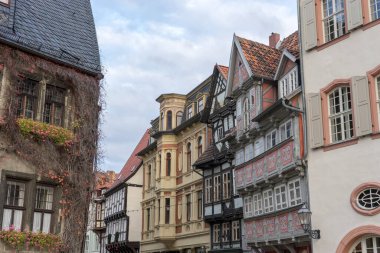 Quedlinburg, Saksonya-Anhalt, Almanya 'nın pazar meydanındaki yarı keresteli evler