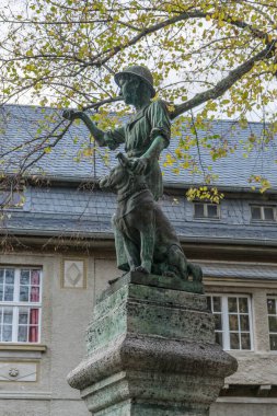 Quedlinburg, Saksonya-Anhalt, Almanya 'daki St. Blasii kültür kilisesinin önündeki Schacht Çeşmesi