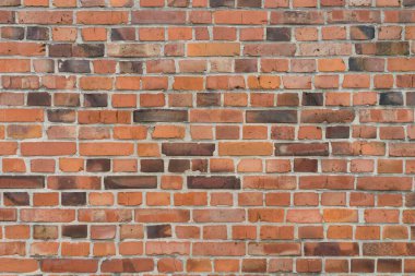 Kırmızı, kahverengi ve siyah tuğlalı tuğla.