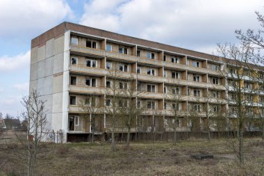 Stendal, Saksonya-Anhalt, Almanya 'da terk edilmiş bir apartman bloğu.