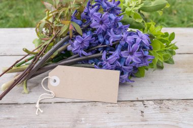 Mavi sümbül buketi ve kopyalama alanı olan kart.