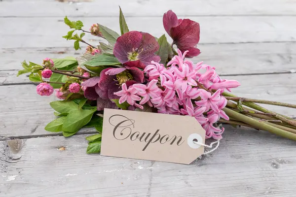 ブルーヒヤシンスと英語のテキストのカードの花束 クーポン — ストック写真