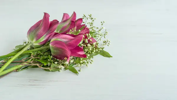 Ramo Tulipanes Ramas Rosas Verdes Con Flores Blancas Sobre Fondo Fotos de stock