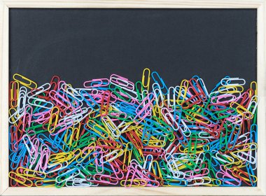 Renkli ataç ve kopyalama alanı olan siyah tahta