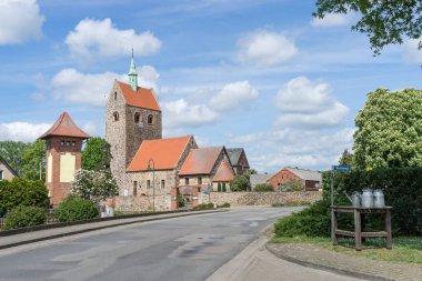 Gro Schwechten 'deki köy caddesi. Almanya' nın Saksonya-Anhalt kentindeki taşlardan yapılmış Romanesk köy kilisesi.