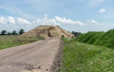 Altmark, Saksonya-Anhalt, Almanya 'da otoyolun yapımı sırasında büyük bir kum yığınıyla manzara