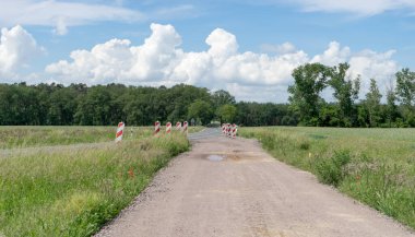 Altmark, Saksonya-Anhalt, Almanya 'da otoyol inşaatı sırasında inşaat alanı erişimi ve uyarı mavnaları ile manzara