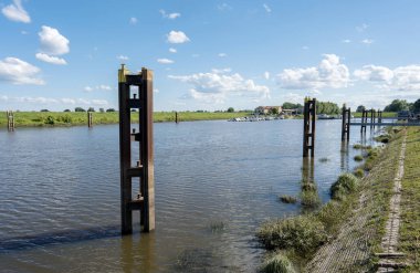 Tangier 'de yaz aylarında Tangermnde yakınlarında nehir manzarası