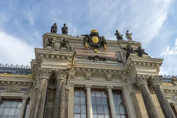 Dresden, Saksonya, Almanya 'daki sanat koleji girişinin detayları.