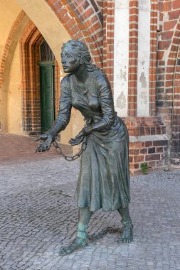 Tangermnde, Saksonya-Anhalt, Almanya 'daki belediye binasının önünde Grete Minde' nin bronz heykeli