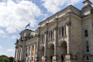 Beyaz bulutlu mavi gökyüzüne karşı Berlin Reichstag 'ın detaylı görüntüsü