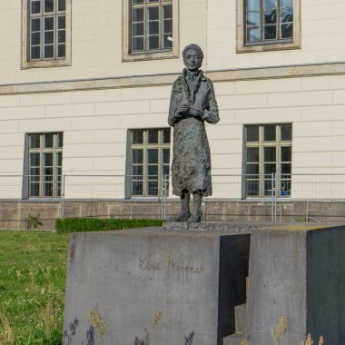 Berlin, Almanya 'daki Humboldt Üniversitesi önündeki Lise Meitner anıtı