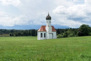 Saint John Kilisesi Penzberg, Bavyera, Almanya 'da bir dağ manzarasında