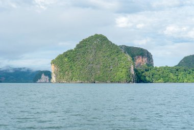 Tayland 'da Phang-Nga Körfezi' nde suda kayalık arazi