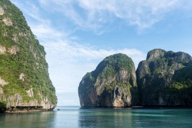 Koh Phi Phi 'de kayalıklı manzara, Tayland' da Maya Körfezi.