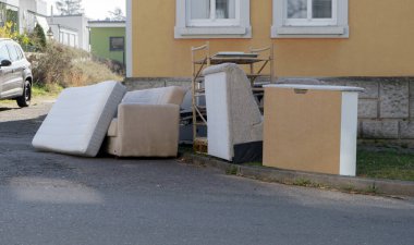 Yolun kenarında mobilya yığını var.