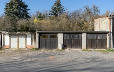 Ahşap kapılı eski araba garajları.