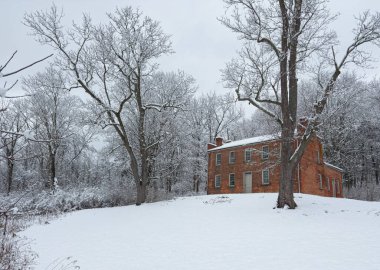 The Frazee House, a Federal-style home and one of the first brick houses in the area, was completed in 1827 and stands within Cuyahoga Valley National Park south of Cleveland.