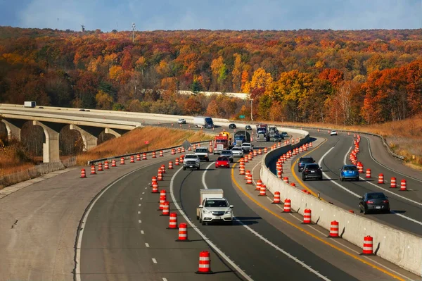 Nadjeżdżający Ruch Autostradzie Ohio Okrąża Zakręt Przejechaniu Doliny Cuyahoga Jesienią Obraz Stockowy