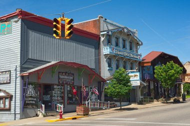 Sugarcreek, OH, USA - 15 Mayıs 2023: Bu Amish kasabasındaki eski zamanların İsviçreli-Alman karakterinin bulunduğu ana cadde dükkanlar, lokantalar ve bir müze içeriyor..