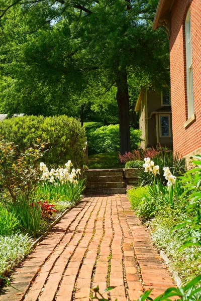 Ein Alter Ziegelweg Führt Durch Einen Hellen Und Bunten Garten — Stockfoto