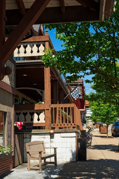 2023年5月15日米国オハイオ州シュガークリーク スイス シャレー様式建築の屋根付きの入り口は この中央オハイオ アミッシュの田舎町のメインストリートの多くを特徴づけている — ストック写真
