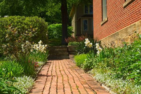Old Brick Walkway Runs Bright Colorful Garden Old House Historic — Stock Photo, Image