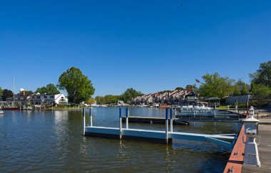 Vermilion, OH, USA - 26 Mayıs 2023: Vermilion Nehri, Erie Gölü 'ne girişi yakınlarındaki Vermilion Nehri genişler ve marinalar, apartmanlar ve restoranlarla çevrilidir..