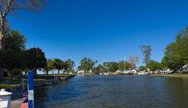 2023年5月26日 美国俄勒冈州弗尔米利翁市 弗尔米利翁河在靠近伊利湖入口的地方变宽 与码头 公寓和自然美交织在一起 — 图库照片