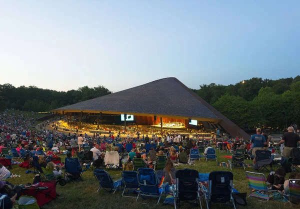 Cuyahoga Falls Usa Juli 2023 Konzertbesucher Hören Wie Mitglieder Der — Stockfoto