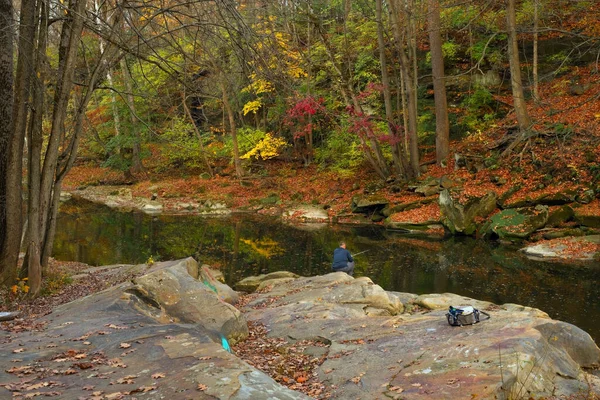 Samotny Nieznany Rybak Próbuje Szczęścia Rocky River Późną Jesienią Lokalizacja — Zdjęcie stockowe