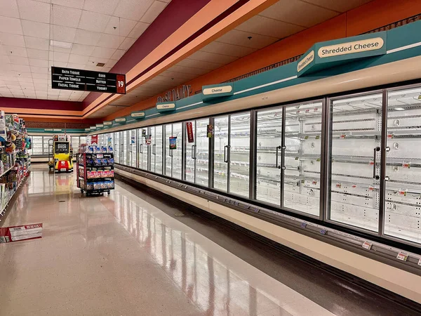 2023年8月25日 美国俄勒冈州 特温斯堡 大鹰超市在一场严重的风暴中停电 空箱子和冰箱垃圾桶向顾客致意 免版税图库图片