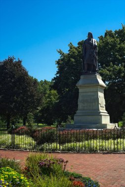Alman şair ve oyun yazarı Friedrich Schiller 'in heykeli, 1891 yılında Schiller Park' ta dikildi..