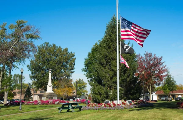 Twinsburg, Ohio 'daki kasaba meydanında bir Amerikan bayrağı yarıya indirildi.