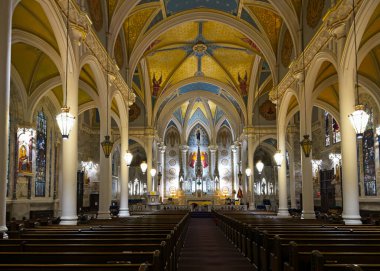 Olean, New York, ABD - 28 Ocak 2023: Meleklerin Aziz Mary Bazilikası 'nın iç kısmı, sunağa doğru aşağı bakıyor. Gotik Uyanış Kilisesi 1915 'te inşa edildi..