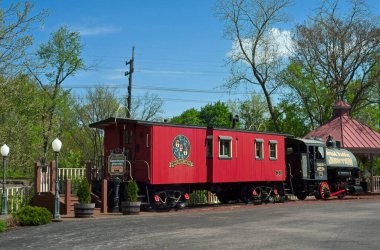 Olmsted Falls, OH, ABD - 29 Nisan 2024: Eski model buhar lokomotifi ve vagon Cleveland 'ın güneybatısındaki bu küçük köyün Grand Pacific Junction tarihi bölgesinde özel bir ilgi odağı..