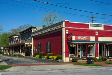 Olmsted Falls, OH, ABD - 29 Nisan 2024: Matteo 'nun İtalyan Restoranı demiryolu temalı güneybatı Cleveland banliyösünde antika dükkanların ve antika cephelerin bir köşesini sunuyor.