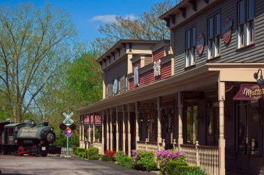 Olmsted Falls, OH, ABD - 29 Nisan 2024: Kapalı bir yürüyüş yolu ve demiryolu kavşağı olan eski buharlı lokomotifler Cleveland 'ın tarihi banliyösünün bir parçasıdır.