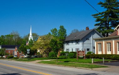 Olmsted Falls, OH, USA - 2 Mayıs 2024: Columbia Caddesi bu Cleveland banliyösünden geçen ana otoyol..