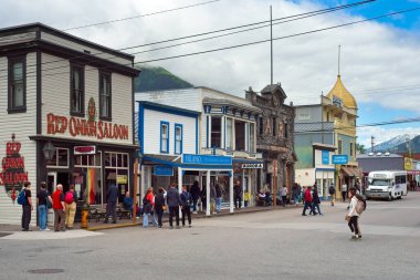 Skagway, AK, ABD - 25 Haziran 2024: Broadway 'in kuzeyine, Skagway' in ana caddesine bakıyoruz.).