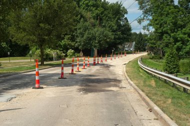 Turuncu ve beyaz trafik konileri inşaat için kapalı bir cadde şeridini işaretliyor.