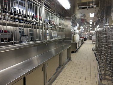 Passage, AK, ABD - 28 Haziran 2024: Gezgin gemisi Discovery Princess 'in bir şefi, geminin kavernöz mutfağında uzun bir koridorun sonunda çalışır..