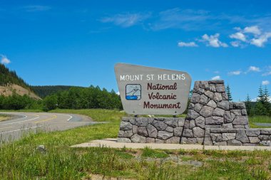 Washington 'daki St. Helens Dağı Ulusal Volkanik Anıtı' nın manzaralı manzaralarından birinde bir işaret.