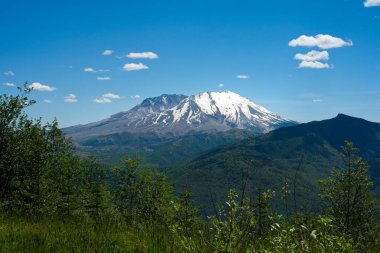 Saint Helens Dağı Ulusal Volkanik Anıtı 'ndaki Elk Rock gözcüsünden St. Helens Dağı' nın klasik bir manzarası.