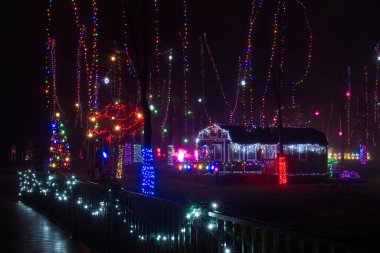 Ohio 'nun kuzeydoğusundaki bir parkta yaya köprüsünden görülen geniş bir Noel ışıklandırma sergisi.