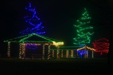 Kuzeydoğu Ohio şehir parkındaki bir piknik sığınağında ve ağaçlarda Noel ışıkları