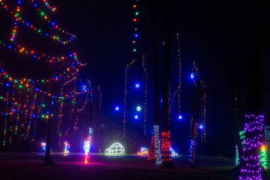 Noel ışıkları ve ışıklandırılmış figürler Ohio 'nun kuzeydoğusundaki bir park vitrininde yanan bir eskimonun etrafını sarıyor..