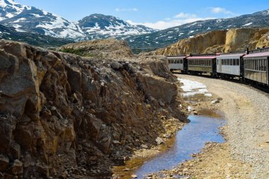 Beyaz Geçit 'te bir tren ve Skagway, Alaska' dan çıkan Yukon Route demiryolu, geçitin tepesinde bir döngü dönüyor..