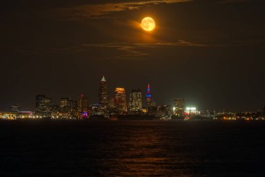 Eylül dolunayı Cleveland, Ohio ve Erie Gölü 'nün üzerinde yükseliyor.